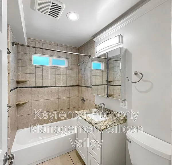 923 Ravenscourt Ave #1 — Photo 12