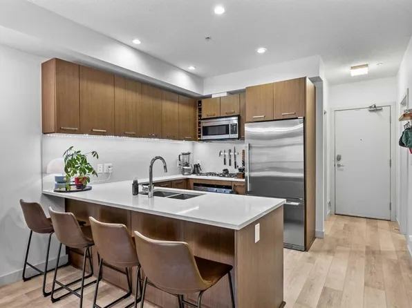 323 N 20th Ave SW #218, Calgary, AB T2S 2G5