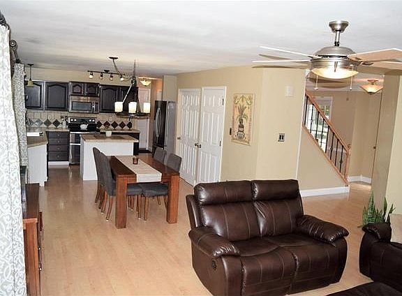 4th image of 10 Sweetcider Ct