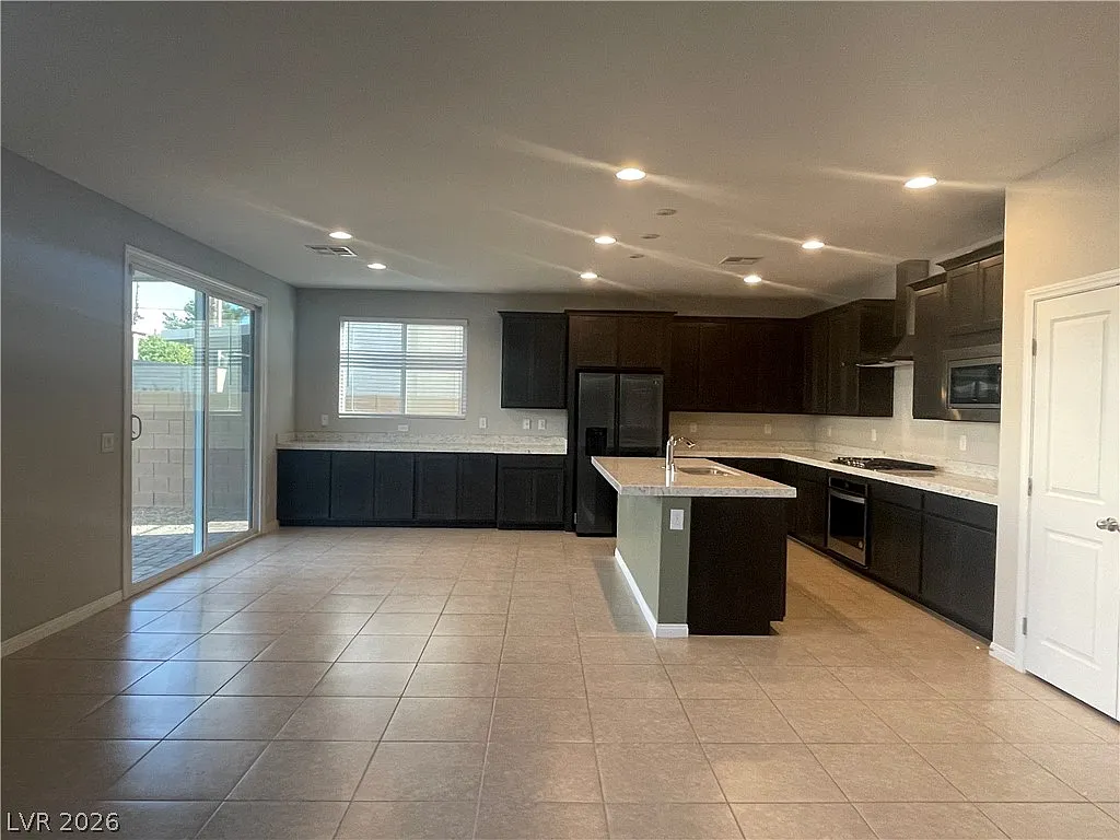 4 bed, 3.0 bath, 2528 sqft, $2,200 — Photo 3