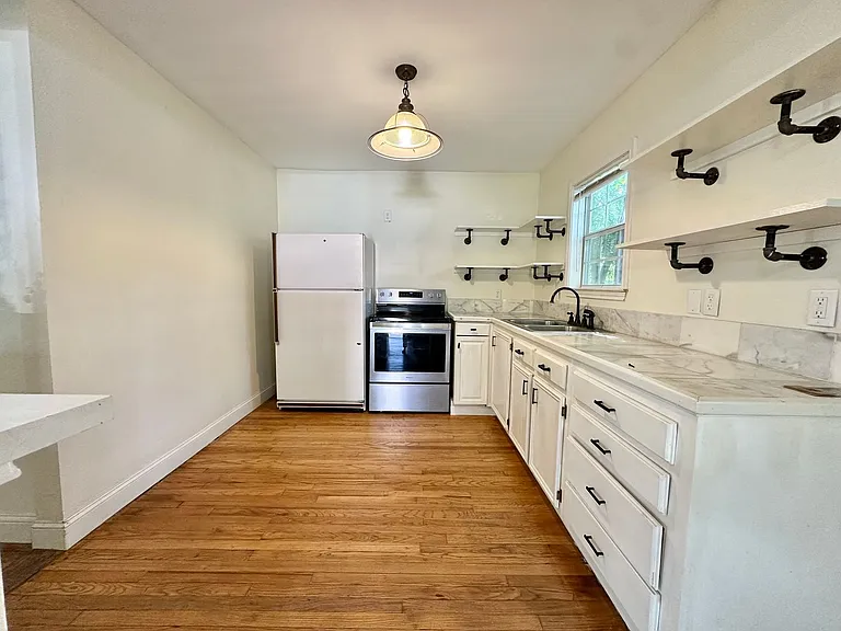 421 S Van Buren St — Photo 7