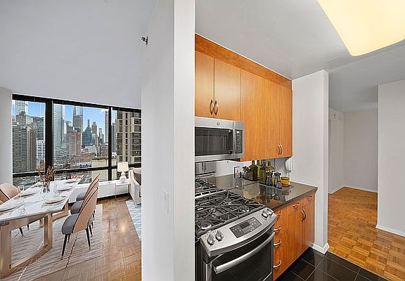 3rd image of 420 E 61st St APT 17F