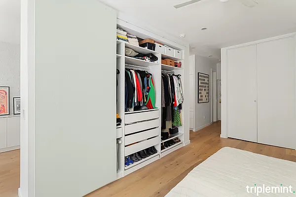 Sold by Triplemint | media 6