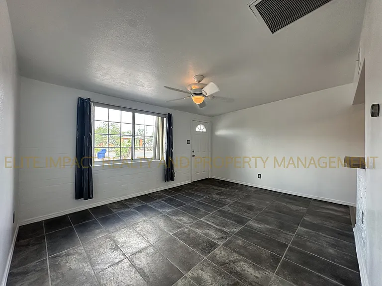 4049 N Ray Pl — Photo 4
