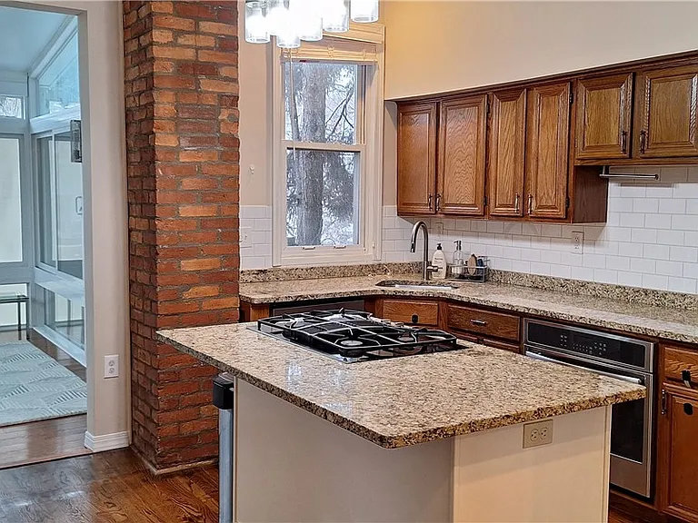 548 S Graham St — Photo 10