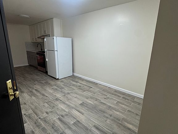 3rd image of 52 Allen St Front 1