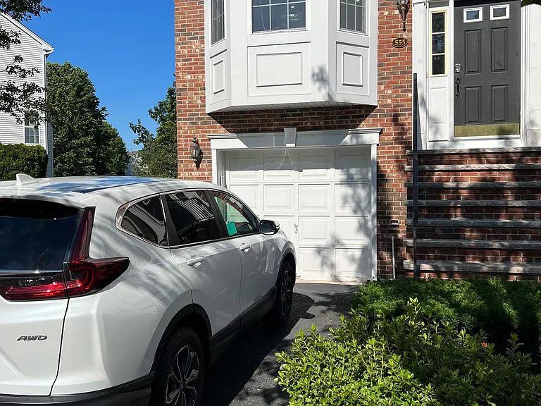 555 Coventry Dr — Photo 2