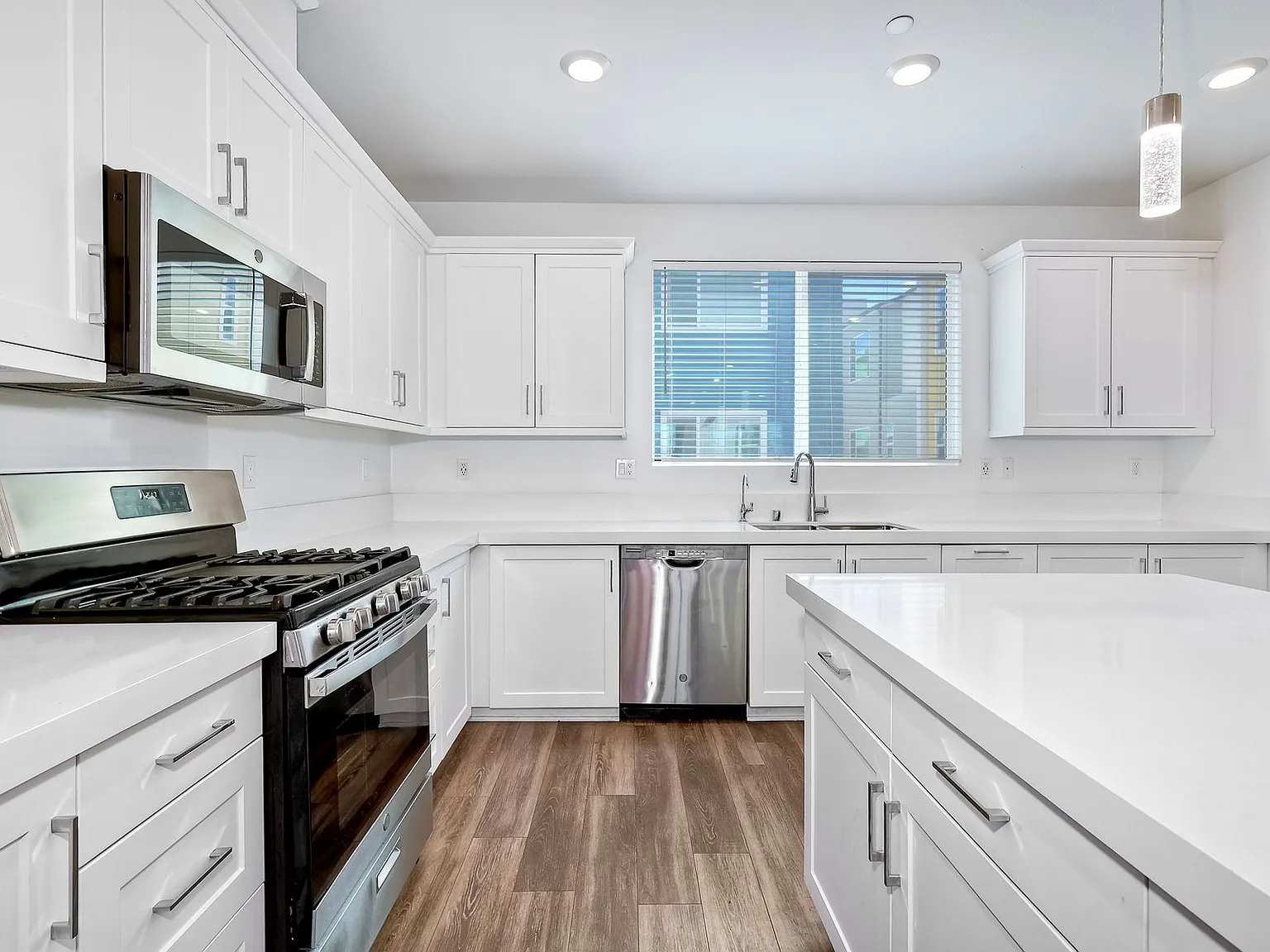 3 bed, 2245 sqft, $4,250 — Photo 2