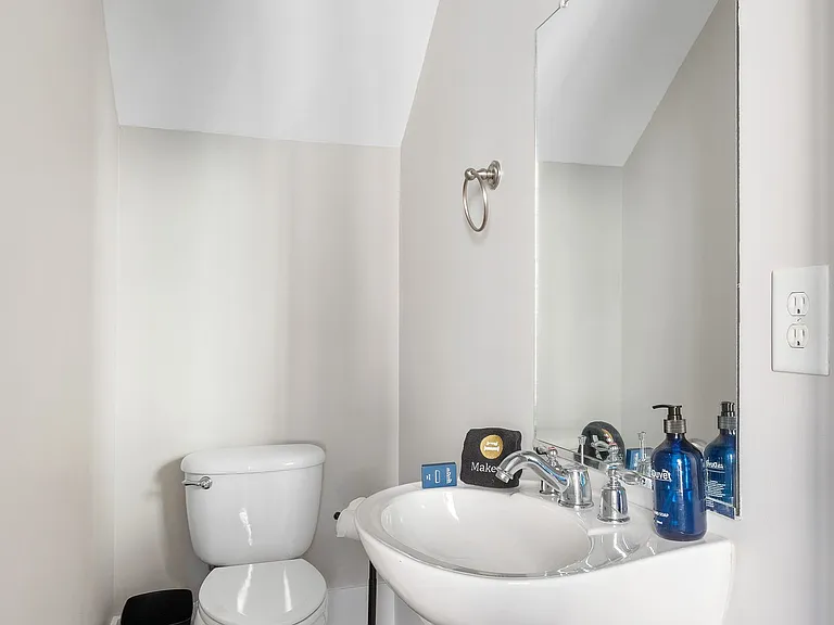 7 Corinne St — Photo 15