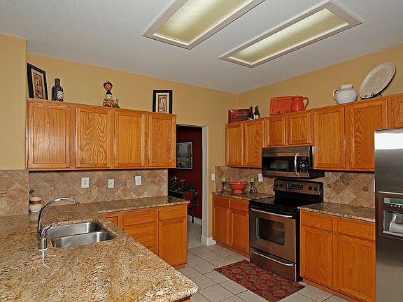 5th image of 2247 E Everglade Ave