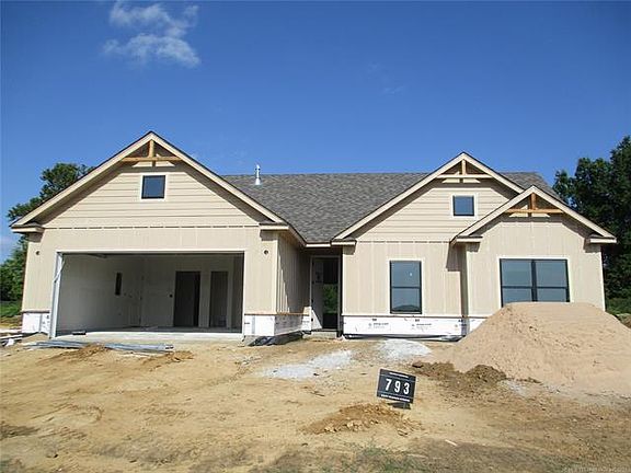 5th image of 793 Regan Ave