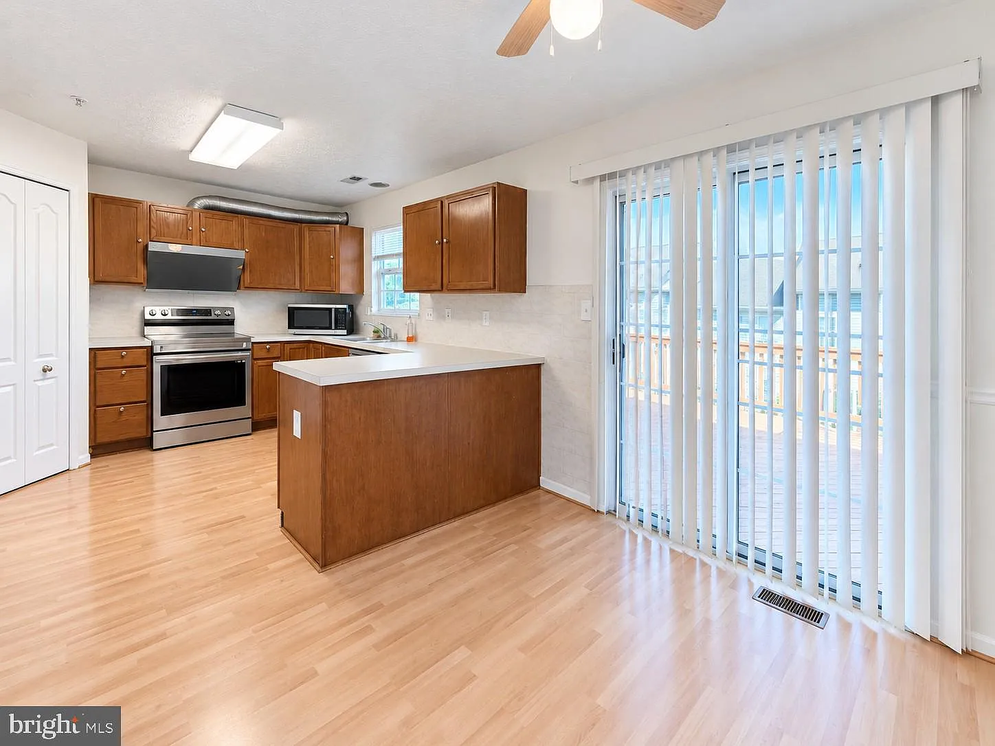 3 bed, 4.0 bath, 2220 sqft, $3,000 — Photo 4