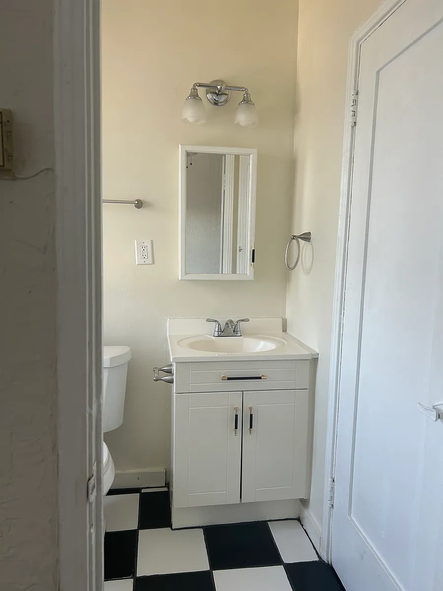 Building Photo - 4367 Oakwood Ave #304