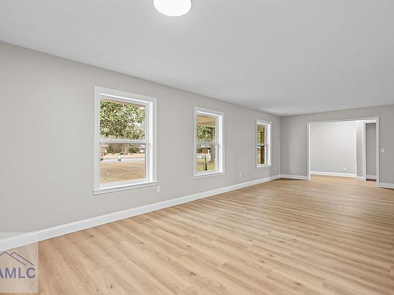 4th image of 215 Glynn St