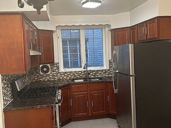 3rd image of 550 E 88th St