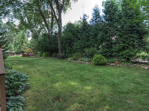 5th image of 250 Canterbury Dr