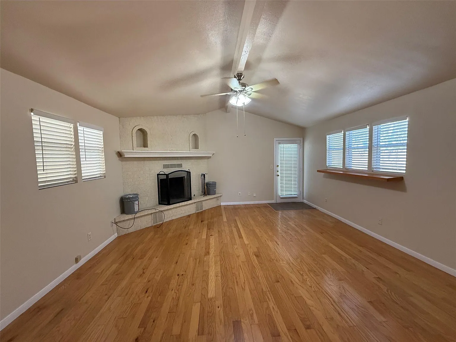 3 bed, 2.0 bath, 1413 sqft, $2,295 — Photo 4