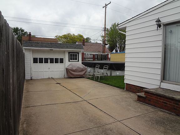 Private yard w/above gd.pool