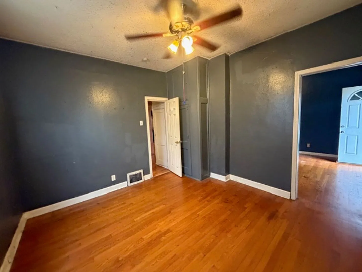 Section 8 Welcome ! Spacious 3 Br / 1 BA Home For Rent — Photo 3