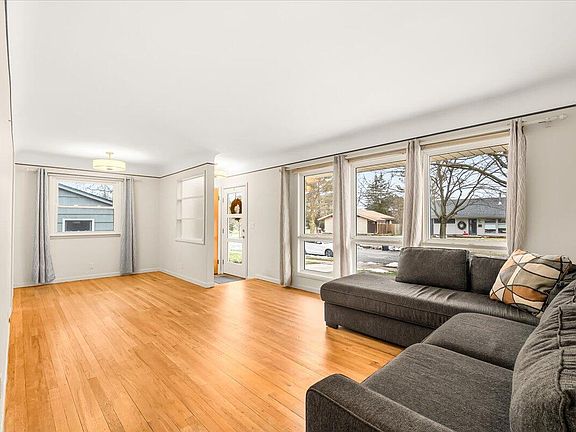 4th image of 1530 Argyle Cres
