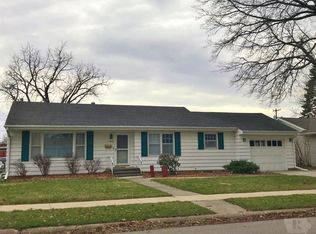 406 W Meadow Ln, Marshalltown, IA 50158