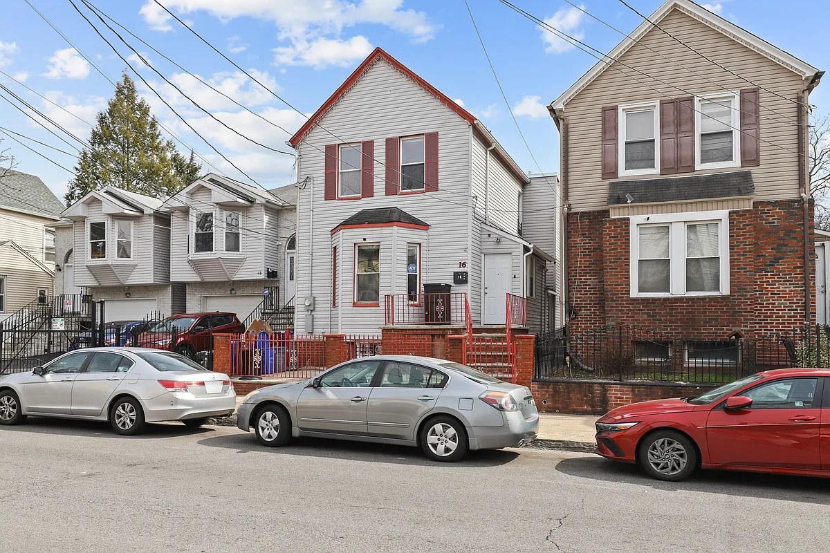 Building Photo - 16 Hinsdale Pl