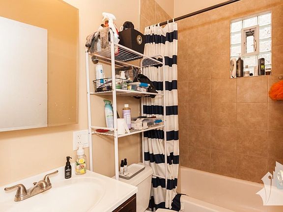 5th image of 1037 N Honore St #2R
