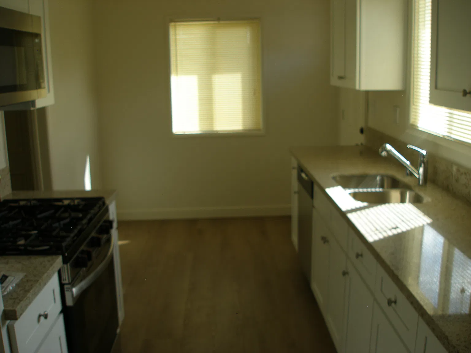 3 bed, 1023 sqft, $3,195 — Photo 2