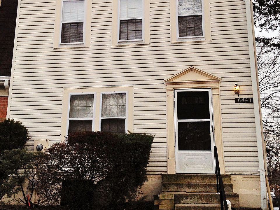 Lovely end unit townhome