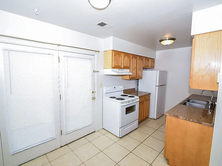 2225 Yorktowne Dr — Photo 8