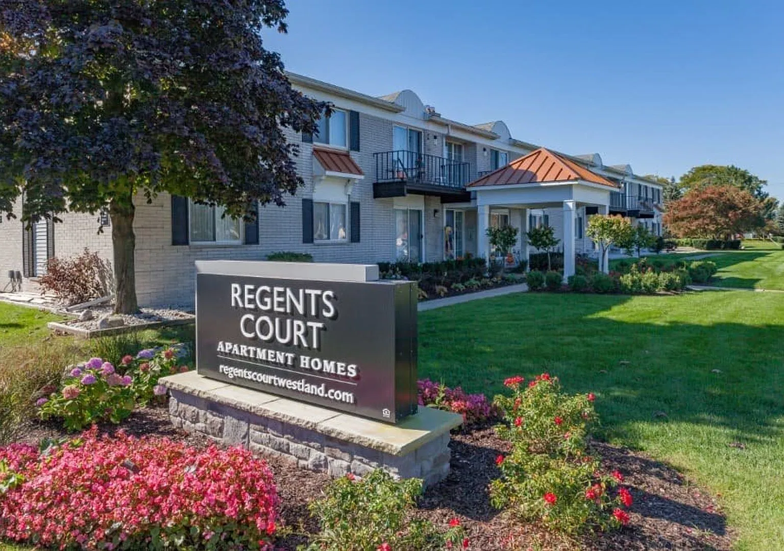 Regents Court Apartments — Photo 1