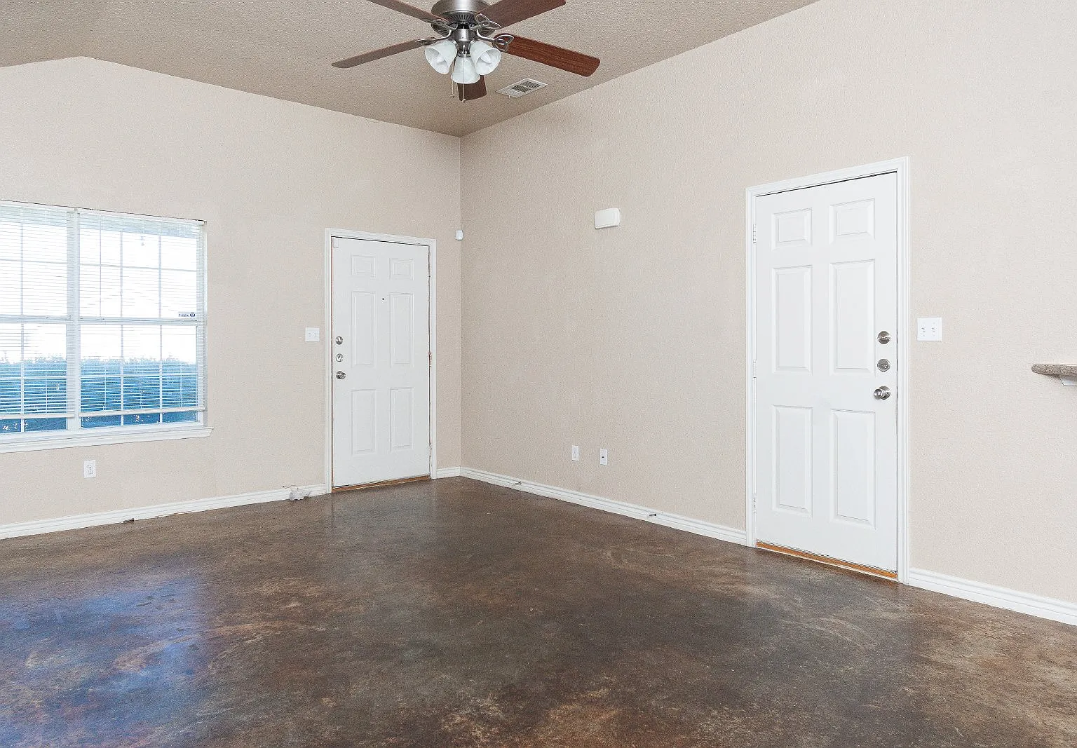 3 bed, 2.0 bath, 1204 sqft, $1,195 — Photo 4