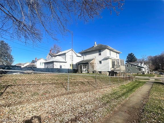 3rd image of 423 Mead St