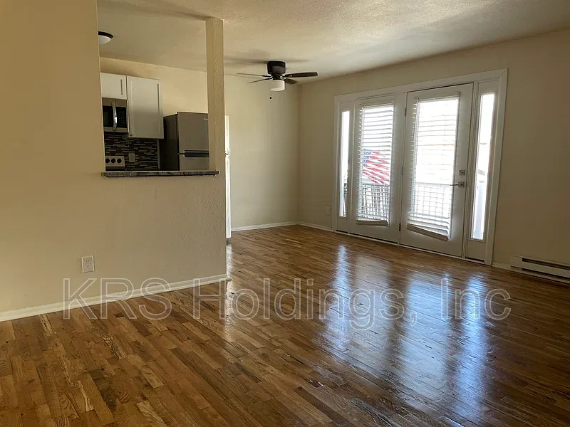 2 bed, 1.0 bath, 985 sqft, $1,295 — Photo 3