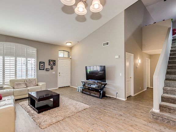 3rd image of 2132 W Myrtle Dr