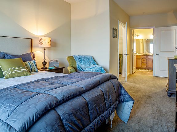 Bedroom with Walk-In Closet and En Suite Bathroom