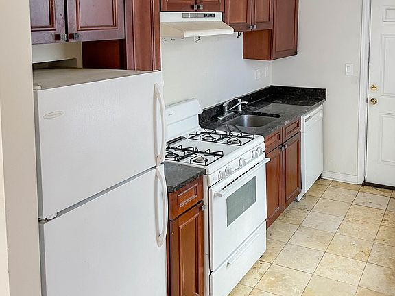2nd image of 3912 N Pine Grove Ave Unit 3928-1E