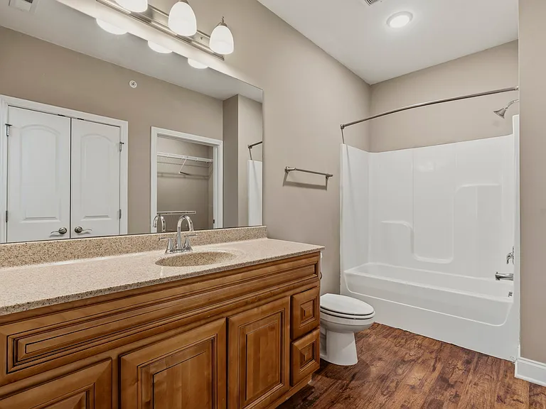 Mount Victor Olde Towne Luxury Apartments — Photo 135