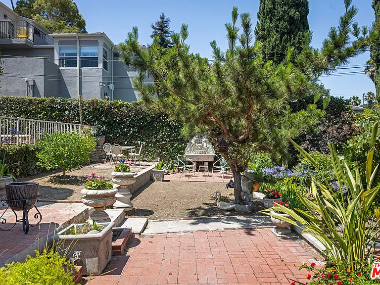 2411 Saint George St — Photo 26