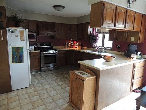 5th image of 860 Pleasant St
