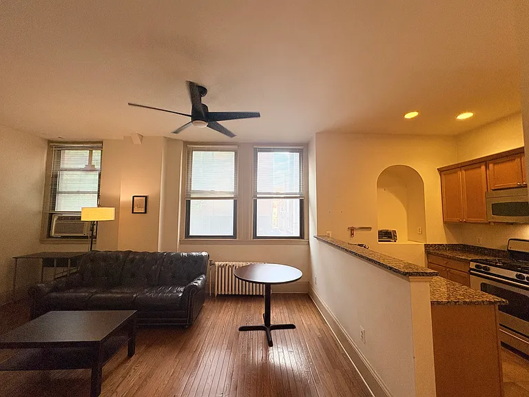 250 S 13th St #1B — Photo 4