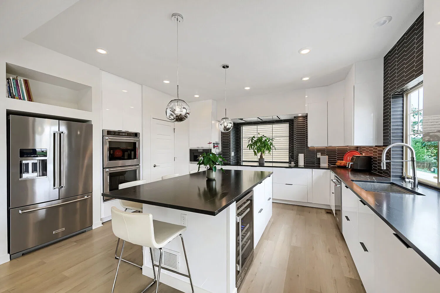 5 bed, 4540 sqft, $4,400 — Photo 3