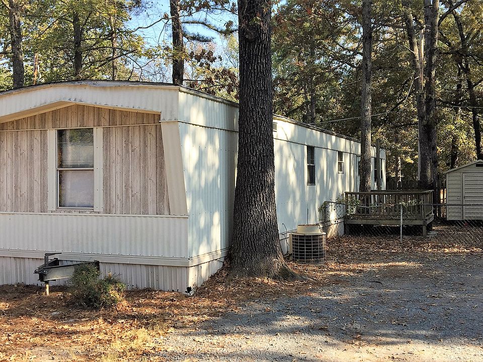 Fenced yard, private storage