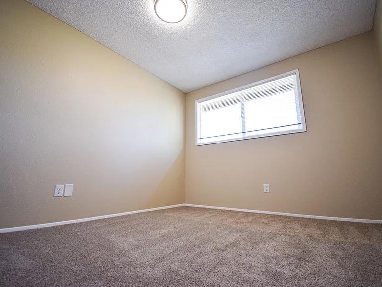 Spacious 2 bedroom 1.5 bath Town house Apartment! — Photo 8