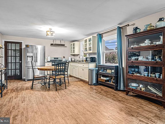 4th image of 222 Fair Oaks Ave