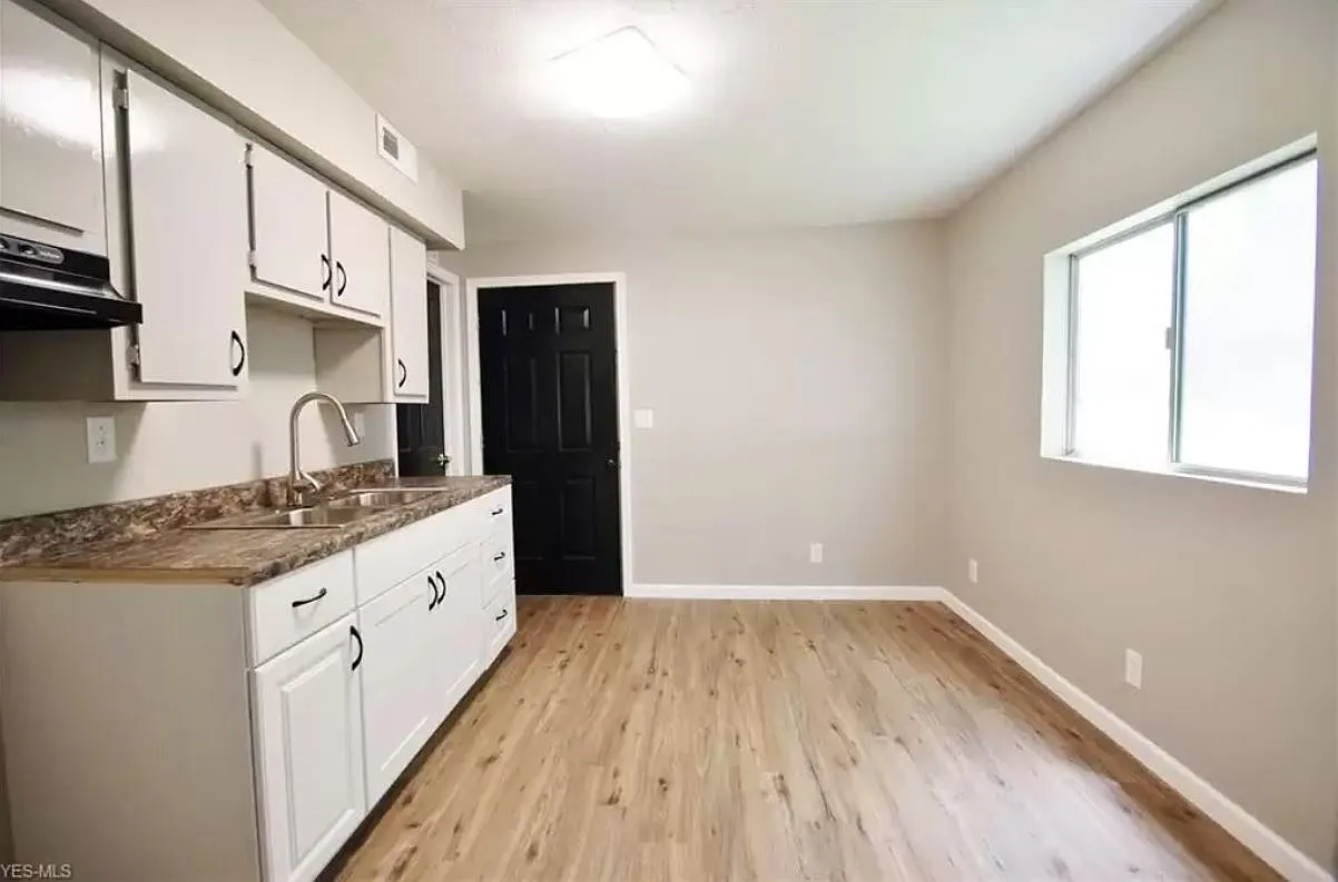 2 bed, 830 sqft, $1,100 — Photo 3