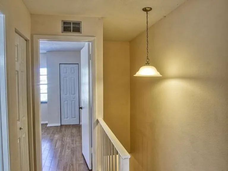 1031 Ashley Ave — Photo 5