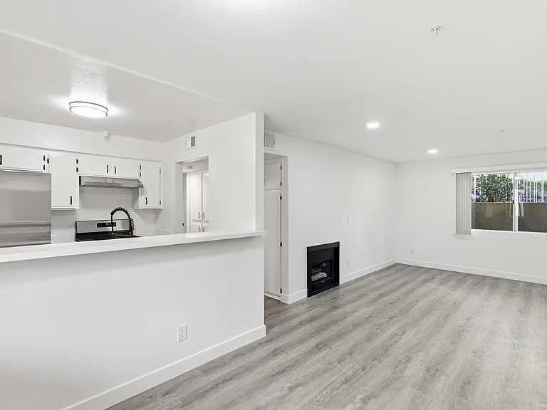 2030 Ivar Avenue — Photo 6