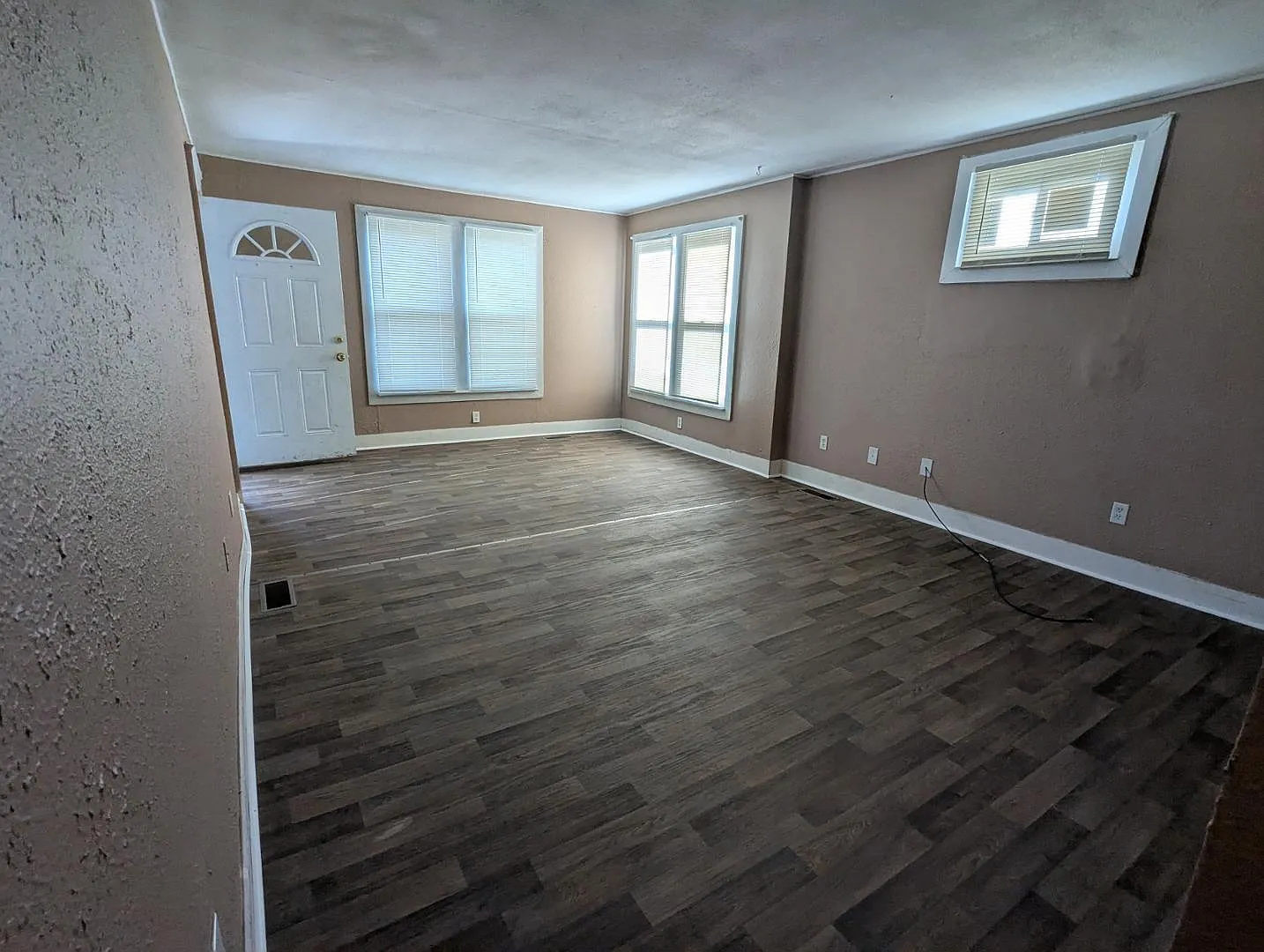 3 bed, 1.0 bath, 1140 sqft, $850 — Photo 2