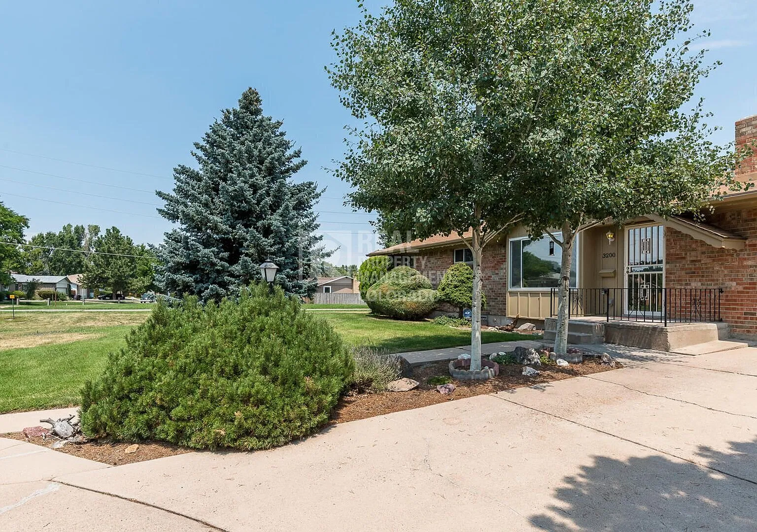 Spacious 4-Bedroom Home with Finished Basement & Fenced Yard — Photo 2